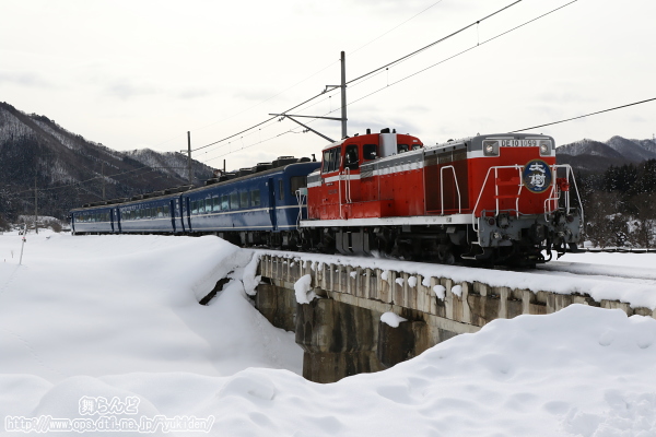 雪に埋もれた穴沢川の橋梁を渡るDL大樹