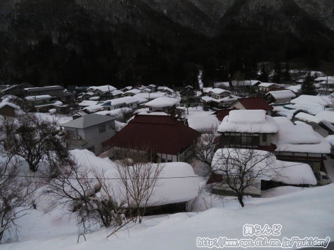 雪に覆われたとある集落
