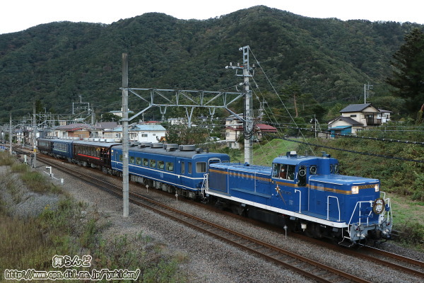 鬼怒川温泉駅を発車したばかりのDL大樹展望車お披露目ツアー列車（復路）