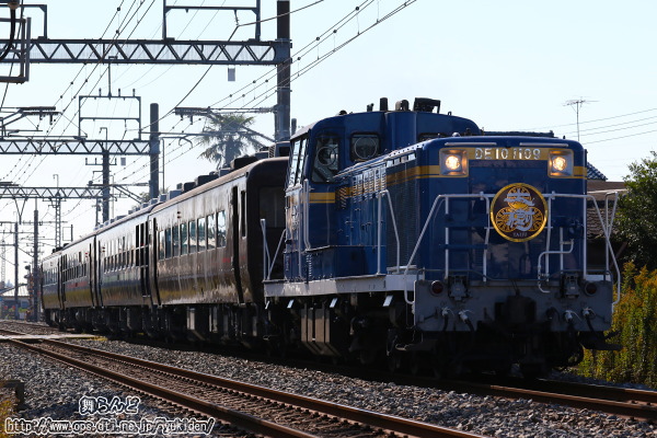 秋晴れの中を行くDL大樹展望車お披露目ツアー列車（往路）