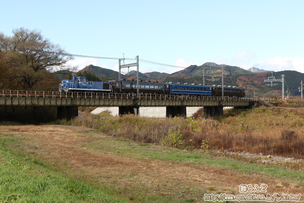 晩秋を迎えた黒川橋梁を渡る回送列車