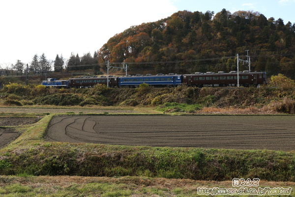 走り去って行くDL＋客車の回送列車