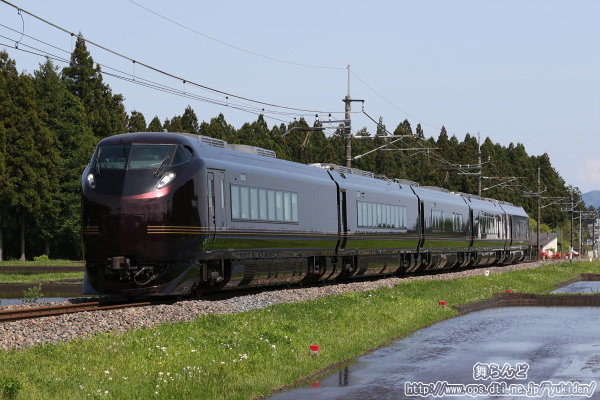 JR日光へと向かうE655系による団体臨時列車
