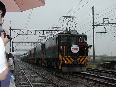 作業中の電気機関車