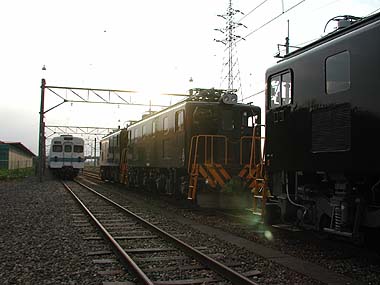 電気機関車と5102F