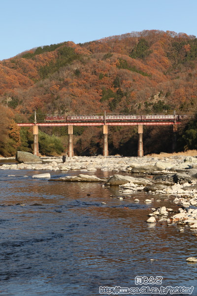 紅葉シーズンが終わりを迎えた荒川橋梁