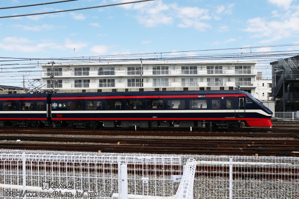 側面のロゴが見えるように撮影したMLB Tokyo Series開催記念ラッピング列車