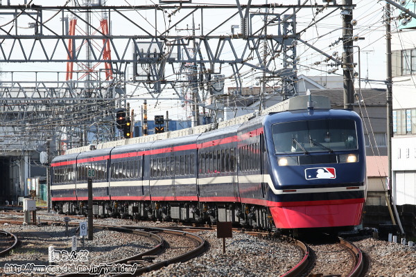 MLBのヘッドマークが付いたMLB Tokyo Series開催記念ラッピング列車