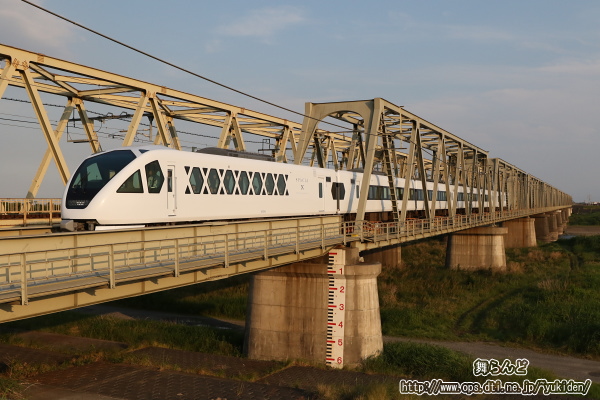 伊勢崎線の利根川橋梁を渡るN100系（N101編成／スペーシアX）