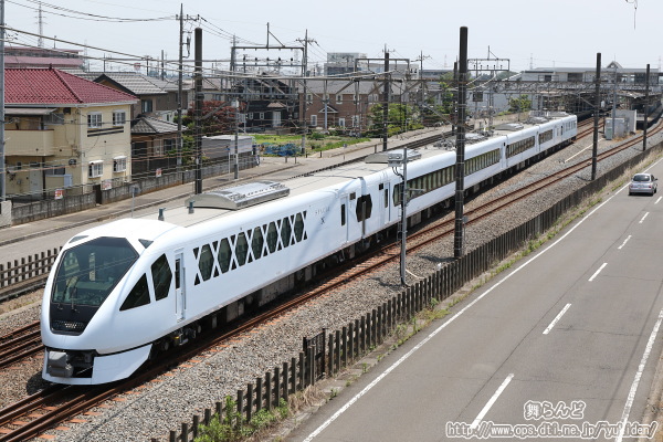 とある駅を通過する試運転中のN100系
