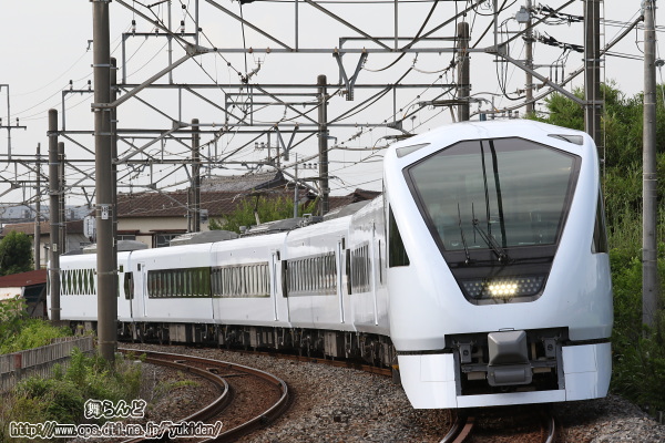 カーブで撮影した試運転中のN100系