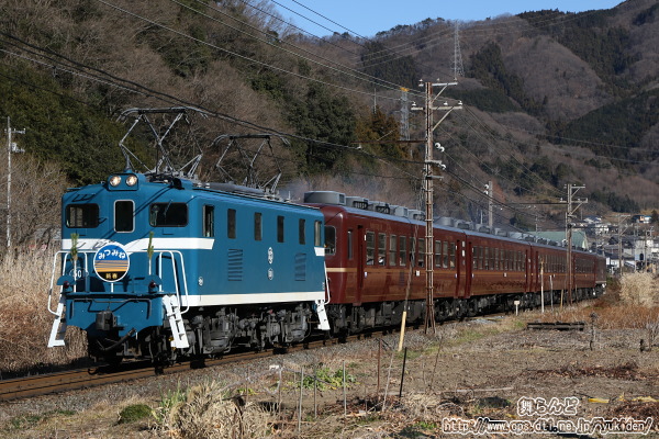 デキ501を先頭に三峰口へと向かう「快速EL新春みつみね」
