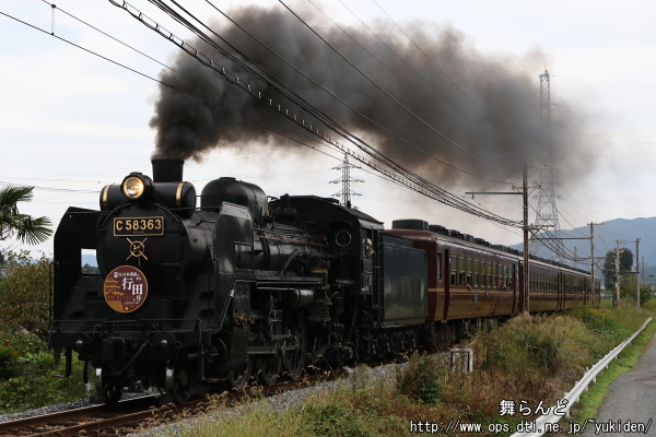 黒煙を吐きながら進むSL日本遺産のまち行田号