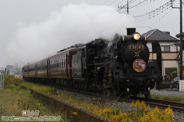 煙を上げながら姿を見せたSL日本遺産のまち行田号