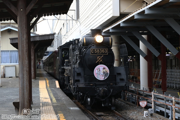 熊谷駅に到着する「SL 朝陽さくら×桜沢みなの 桜コラボエクスプレス」