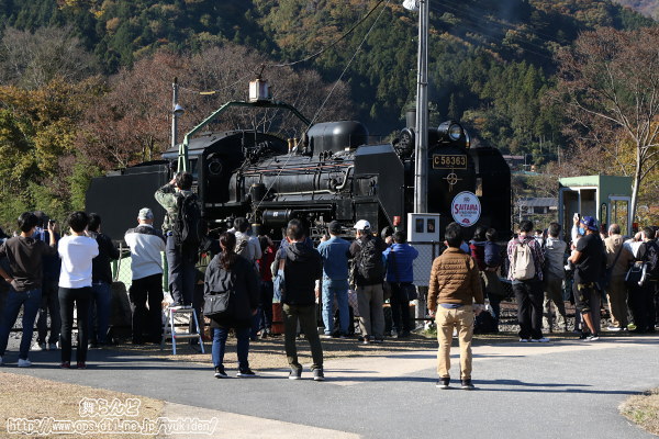 三峰口の転車台で向きを変更中のC58 363