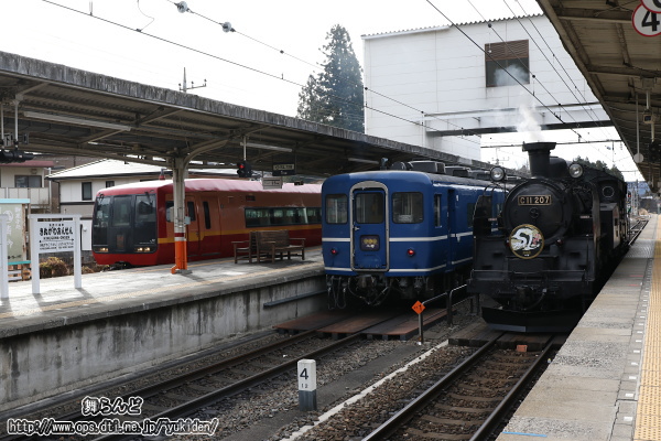 C11 207と客車と235系1000番台の並び