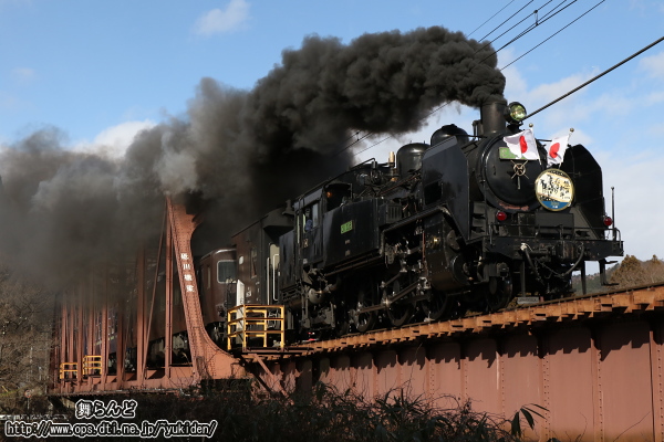 盛大に黒煙を上げながら砥石川橋梁を渡る2026年の謹賀新年のヘッドマークを付けたSL大樹2号