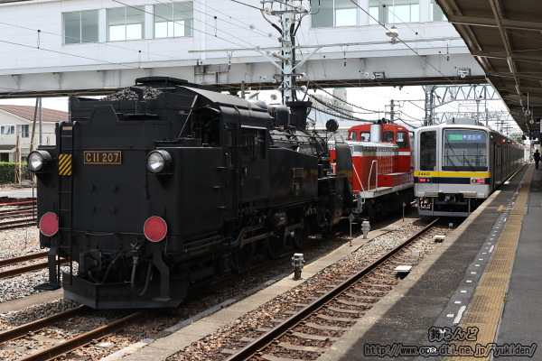 新栃木で停車中のDE10 1099＋C11 207臨時回送列車