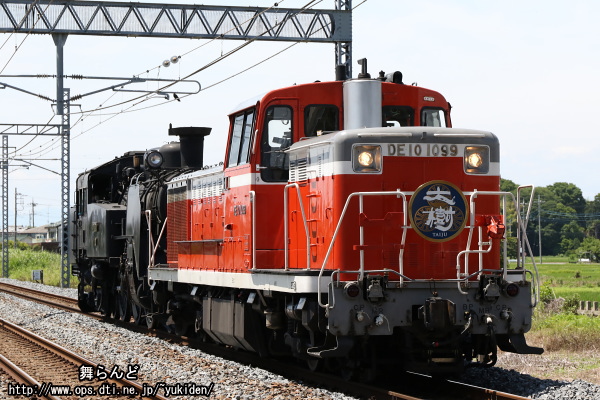 とある駅を通過するDE10 1099＋C11 207の臨時回送列車（その1）