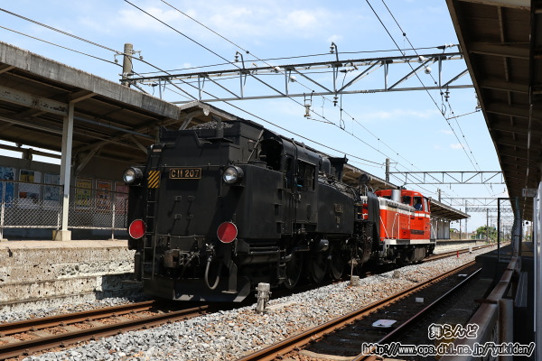 とある駅を通過するDE10 1099＋C11 207の臨時回送列車（その2）