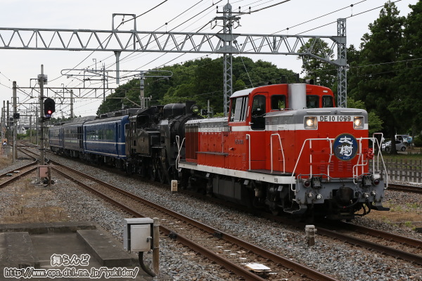 とある駅を通過するDE10 1099＋C11 325＋客車3両の臨時回送列車（その1）