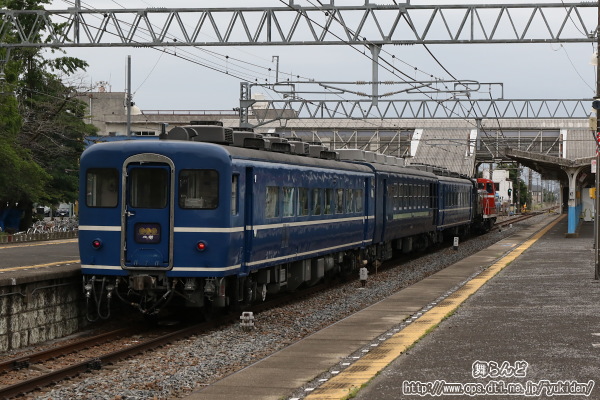 とある駅を通過するDE10 1099＋C11 325＋客車3両の臨時回送列車（その2）