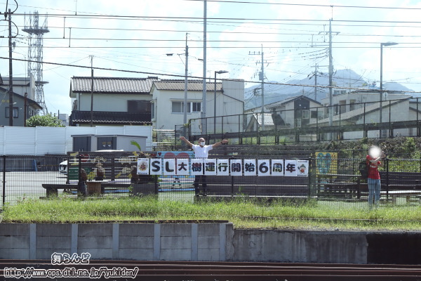 見送られて下今市駅を発車