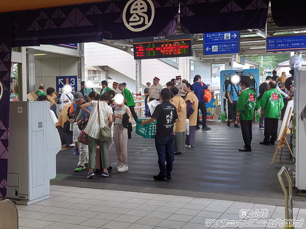 鬼怒川温泉駅構内で観光マップなどを配布する日光市観光協会の方々