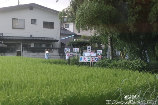 SL大樹に手を振ってくれる地元の人達や歓迎の看板＆ポスター