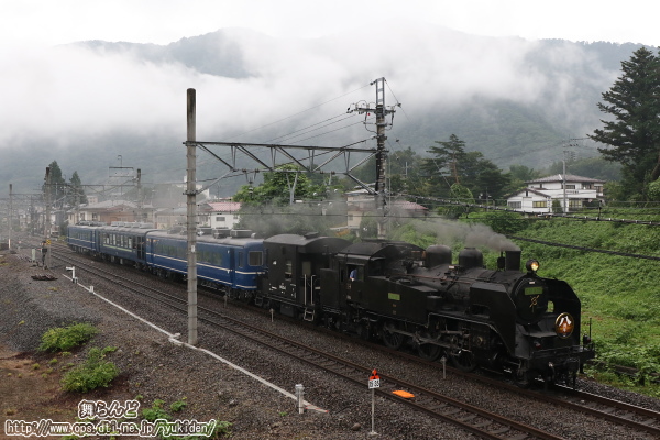 鬼怒川温泉駅を発車したばかりの運行開始8周年の記念ヘッドマークを付けたSL大樹6号