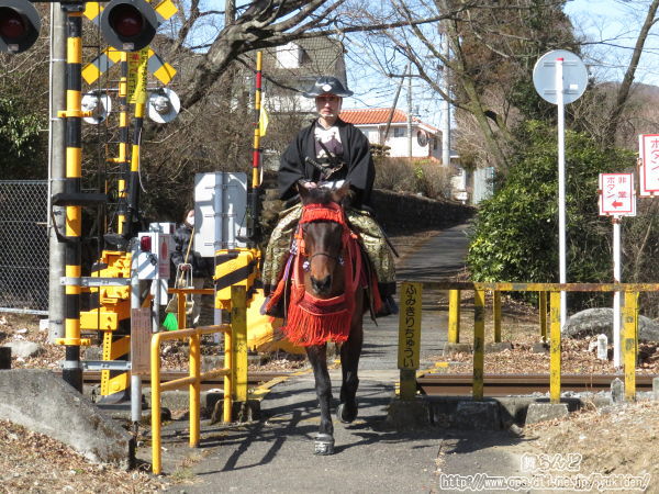 盗賊団を捕まえるために馬に乗って現れた火付盗賊改方の頭（SL大樹2号／2月27日）