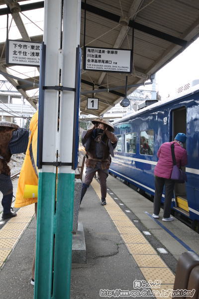 耳を塞ぎながら何かに怯える悪鬼衆（SL大樹5号／3月7日）
