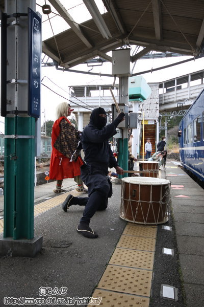 各車両の前で行われた大天狗＆烏天狗＆江戸忍者による太鼓の演奏（その2／SL大樹5号／3月7日）