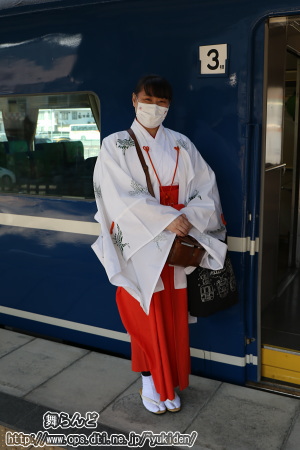 巫女姿の3号車のアテンダントさん（SL大樹1号／3月7日）