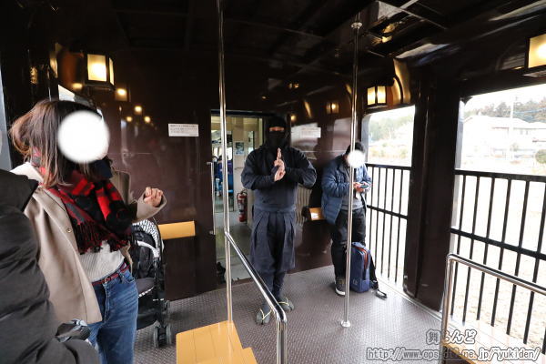 車内の見回りに来た江戸忍者（2/19　SL大樹5号）