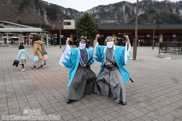 鬼怒川温泉駅前で撮影した新撰組（2/19）