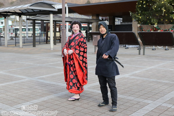 鬼怒川温泉駅前で撮影した雷お新一味（2/23）