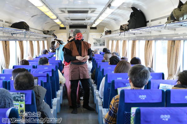 乗客に記念シールを配る鬼面盗賊（その1　3/4　SL大樹2号）