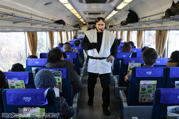 車内で勧誘活動をする鬼面盗賊（3/4　SL大樹2号）
