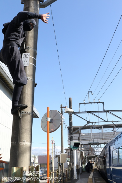 大谷向駅のホームでEDO WONDER TRAINを見守る江戸忍者達（その1　SL大樹1号　2/18）