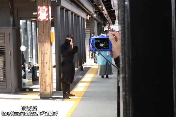 ホーム上でEDO WONDER TRAINを見守る江戸忍者と江戸新選組（SL大樹5号　2/18）