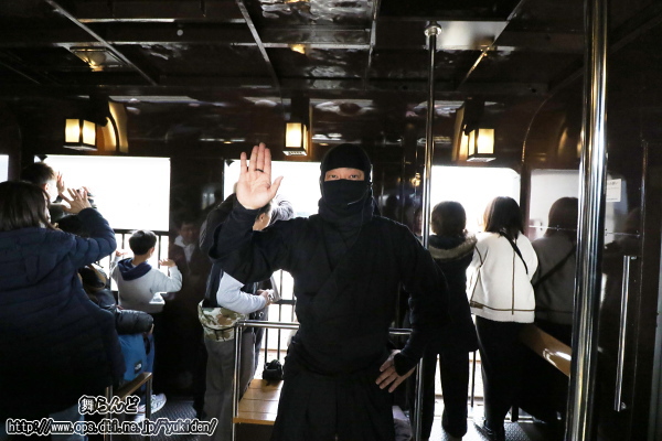 車内にの護衛任務に就く男性の江戸忍者（SL大樹5号　2/18）