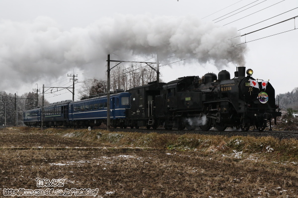 ほとんど雪が溶けてしまった田園を行くEDO WONDER TRAIN（SL大樹2号　2/23）