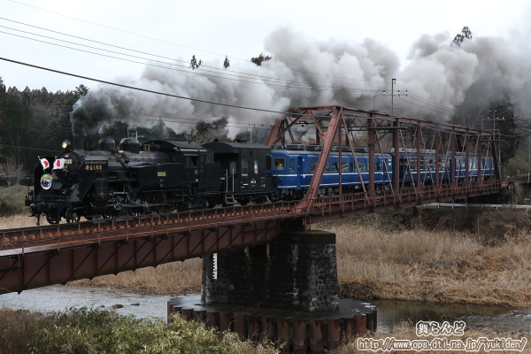 いつものように盛大に煙を出しながら砥川橋梁を渡るEDO WONDER TRAIN（SL大樹6号　2/23）