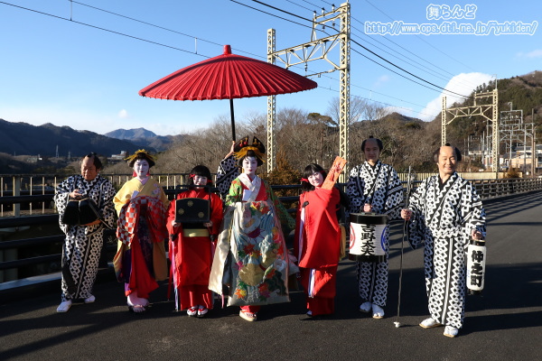 中岩橋上で行われた花魁道中参加者の記念撮影（2/23　SL大樹6号）
