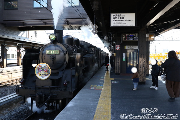 2番ホームに入線するこの日最初ののEDO WONDER TRAIN（2/24　SL大樹1号）