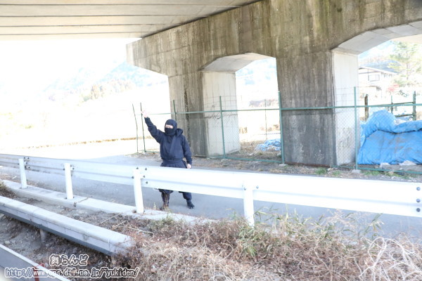 松原跨線橋の下で手を振る江戸忍者（2/24　SL大樹1号）