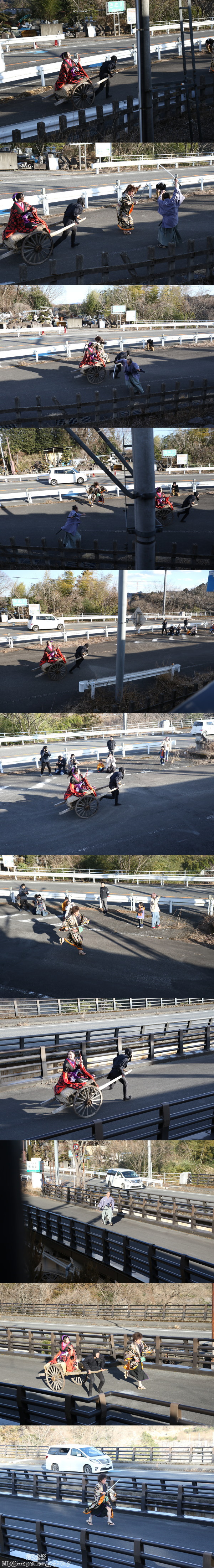 車内から撮影した中岩橋上で行われたEDO WONDER TRAINを追っかける石川五右衛門、雷お新の盗賊団、徳川家臣・片桐（2/24　SL大樹6号）