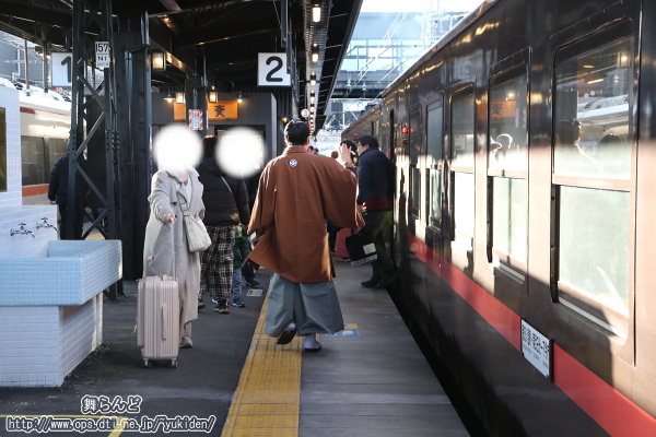 列車を降りて何処かへ向かう徳川家臣（2/24　SL大樹6号）